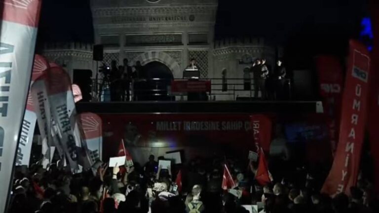 chpnin-miting-yapacagi-beyazit-meydani-karanlikta-birakildi-isiklarimizi-aydinlatma-cihazlarimizi-meydana-sokmadilar-Y8f6FdLK.jpg
