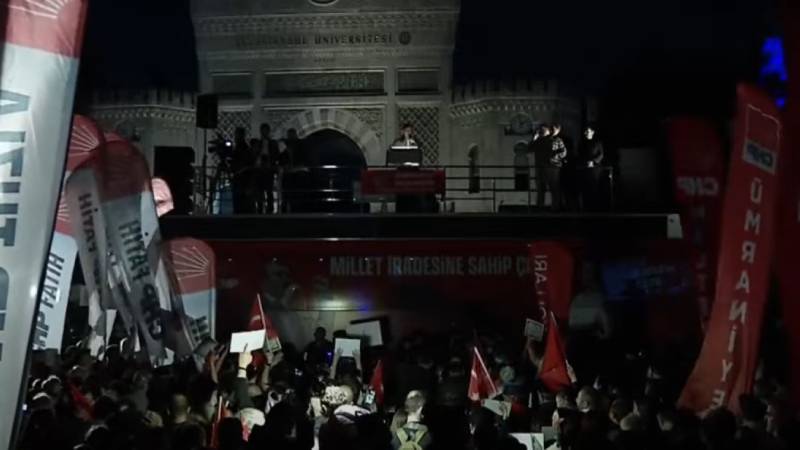 chpnin-miting-yapacagi-beyazit-meydani-karanlikta-birakildi-isiklarimizi-aydinlatma-cihazlarimizi-meydana-sokmadilar-Y8f6FdLK.jpg